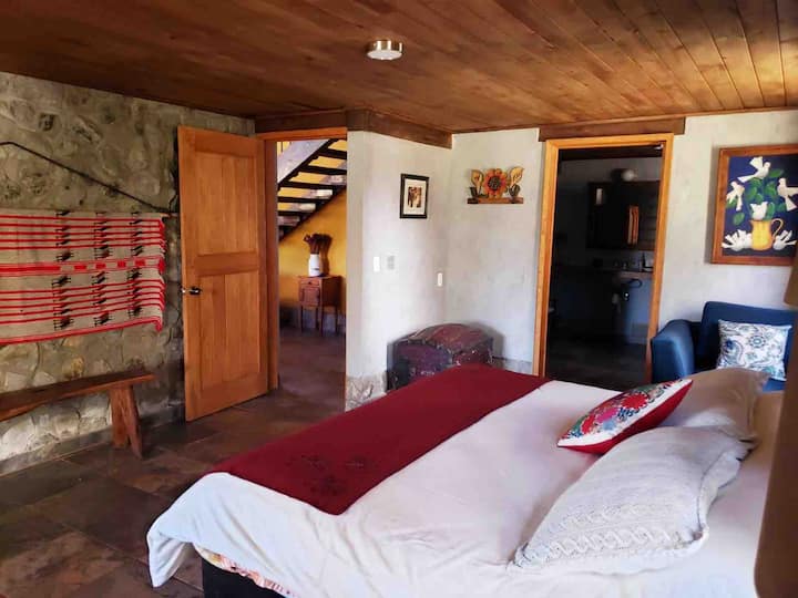 Spavaća soba 2 - bračni krevet (širine 180-179 cm), kamin 