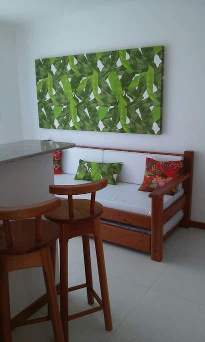 Sofá da sala com cama auxiliar.