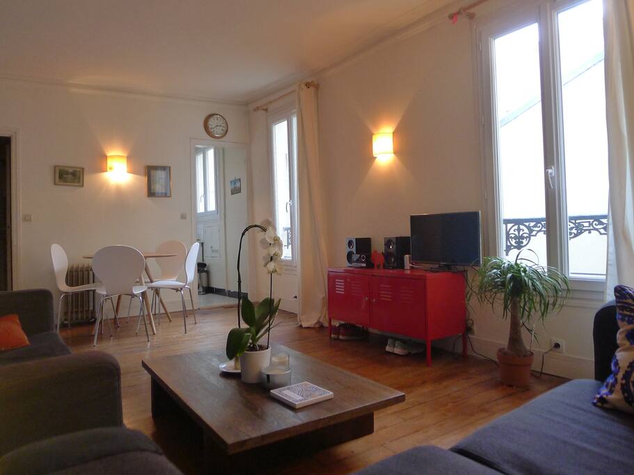 Nice living room, with a dinner table