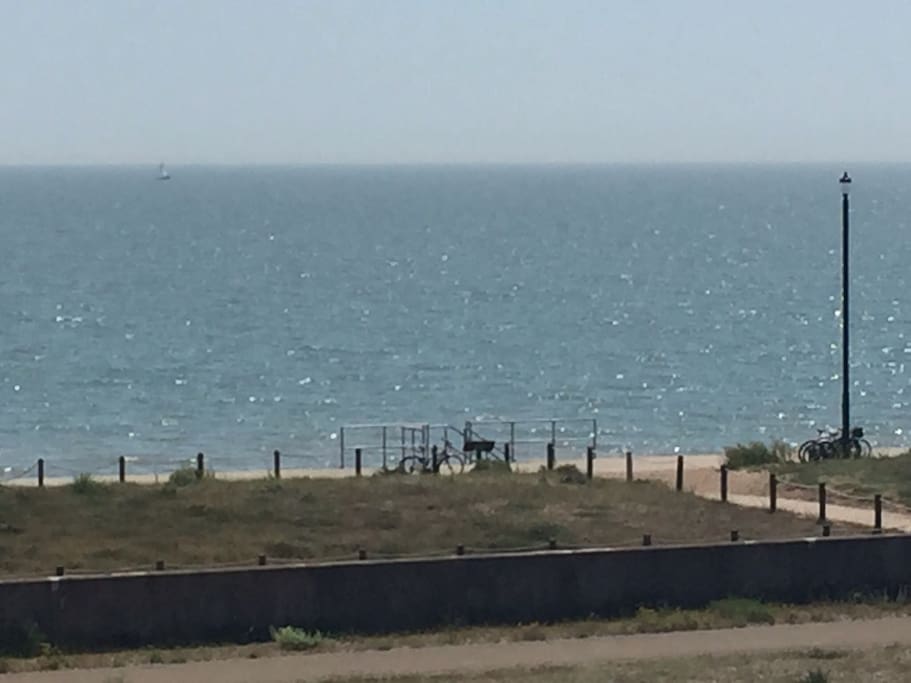 Access to the beach is approximately 75m from the front door. With no roads to cross it is extremely child and dog friendly