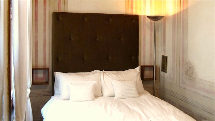 Удобная двуспальная кровать