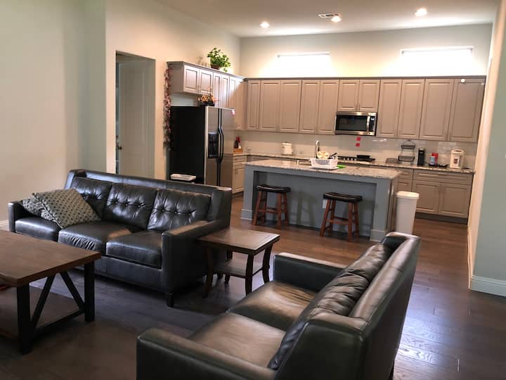 B1_value & Private Suite In Upscale House - Dallas, TX