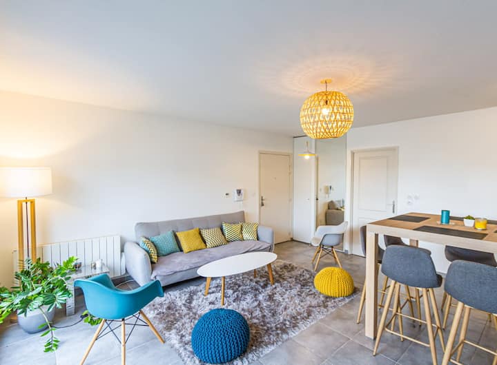 APARTMENT LUMINOUS AND IDEALLY LOCATED IN LYON 4/6 PEOPLE Flats for