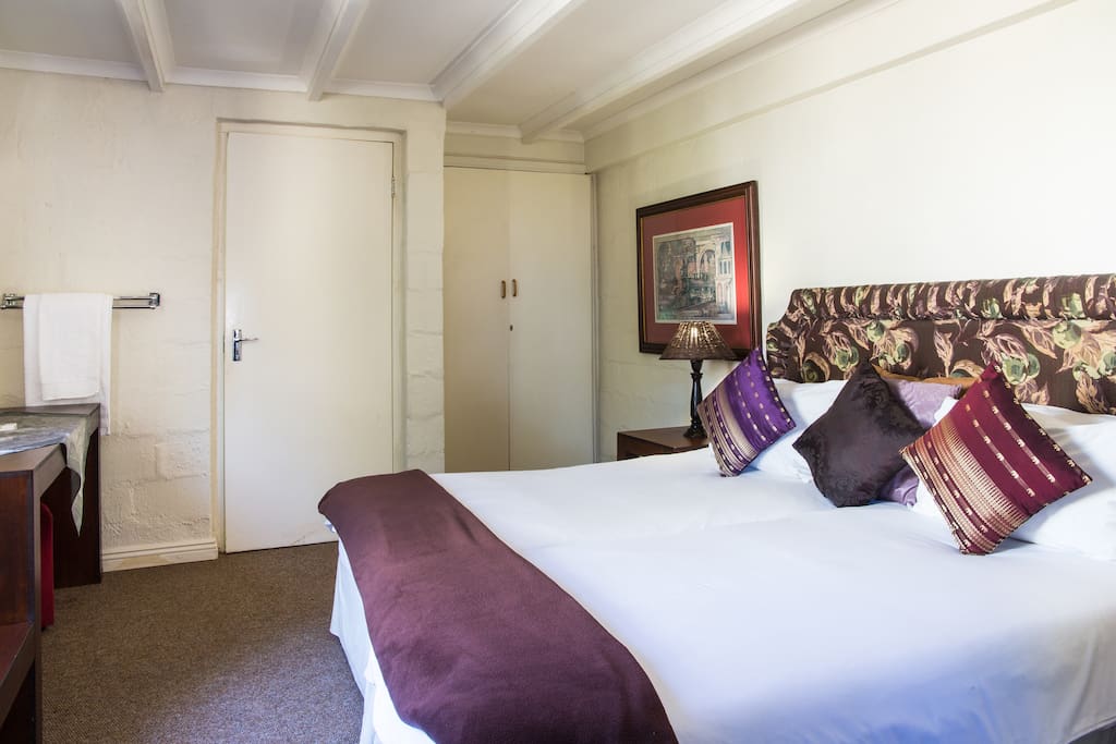 Twin bed room with ensuite