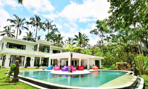 Take the great life in a splendid Balinese villa with swimming pool