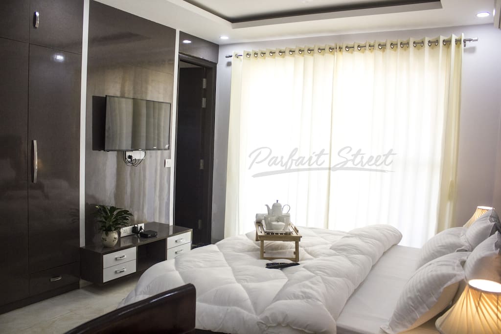 Cozy and Clean bedroom,  with Queen bed, hybrid mattress, feather& down pillows, luxury linens, and ensuite bathroom.