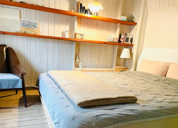 Ოთახი 1_ეს არის დიდი ოთახი ორ ოთახს შორის 
Დიდი 
ზომის კედელზე მიმაგრებული კონდიციონერი 
Ერთი ადამიანის ტახტი

(როცა საწოლი ოთახის მარჯვენა მხარესაა)