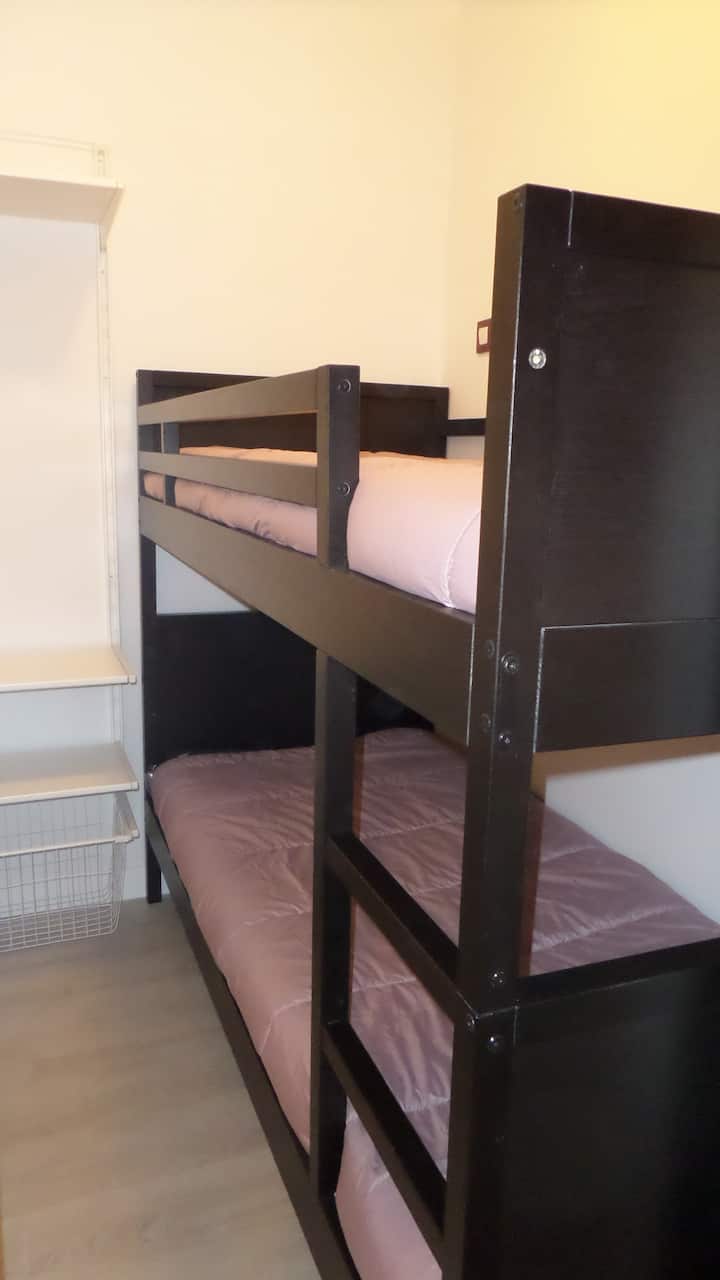 ห้องนอนเตียงสองชั้นสำหรับผู้เข้าพัก 2 คน