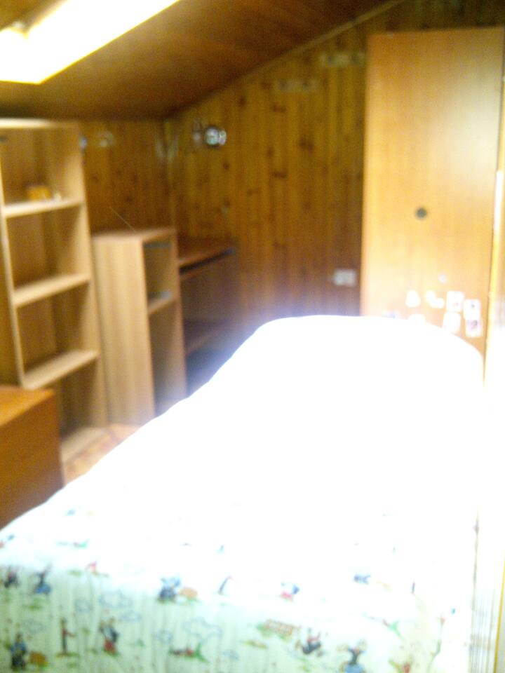 bedroom  1 single bed 