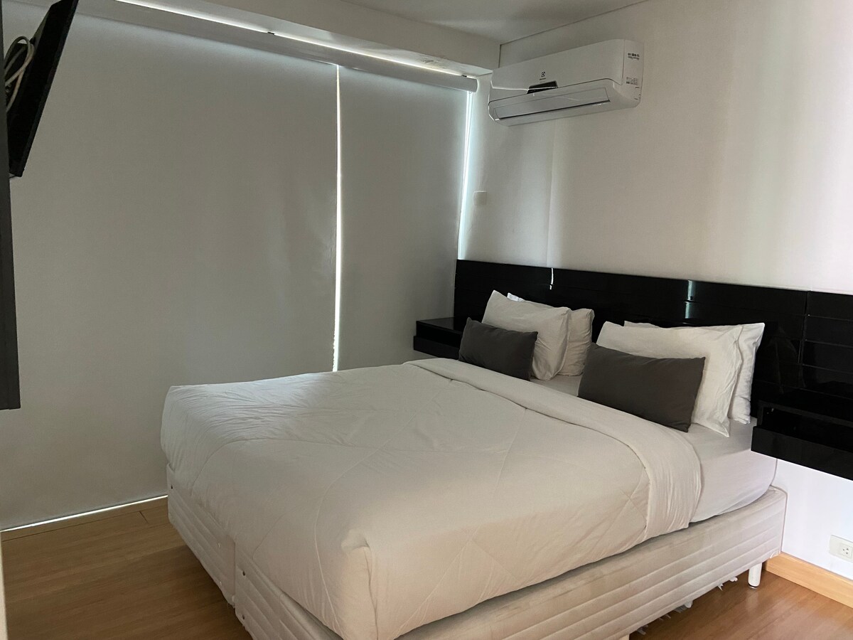 Habitación en el segundo piso con cama tamaño queen, aire acondicionado dividido, TV por cable, súper limpio y pausseau desinfectado
y, ¡un balcón privado! 
