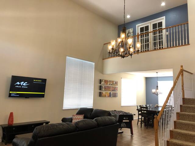 Spacious and beautiful crowd pleaser! gallery image 3