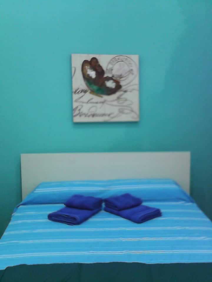 غرفة نوم مزدوجة مع مروحة - تتسع لنوم شخصين 