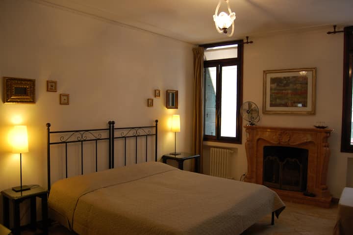*Room With Private Bathroom/ensuite  (A)  ! - Venice