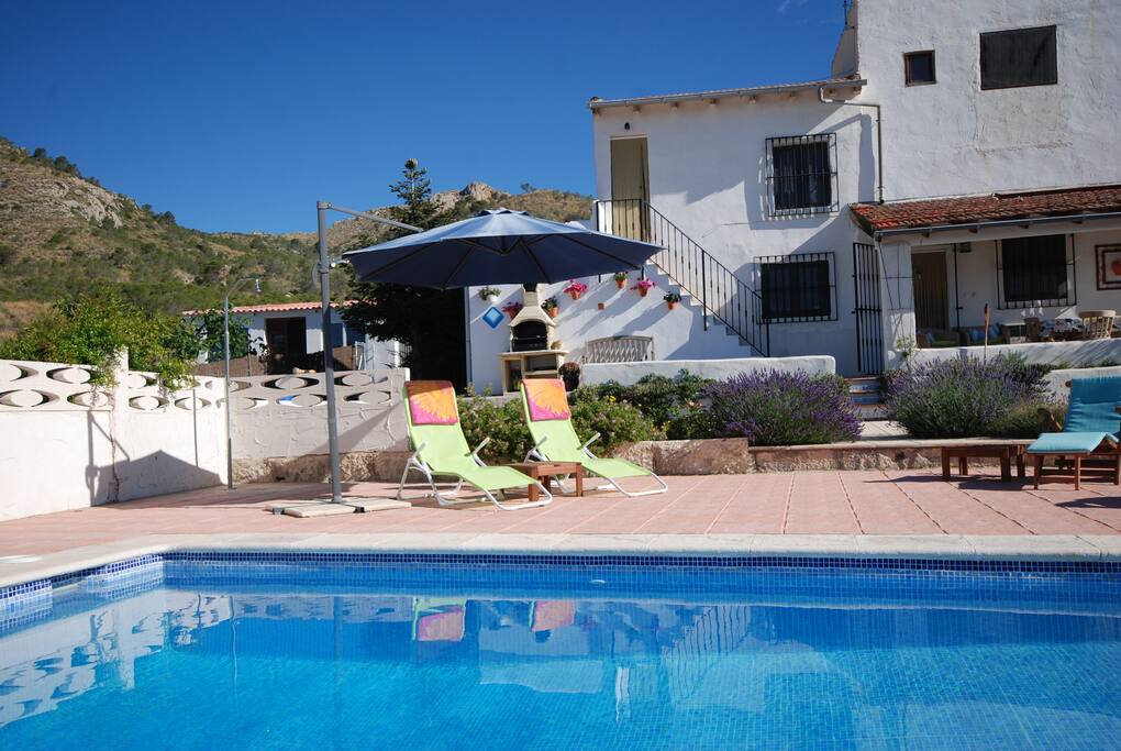 South facing pool means sunshine all day