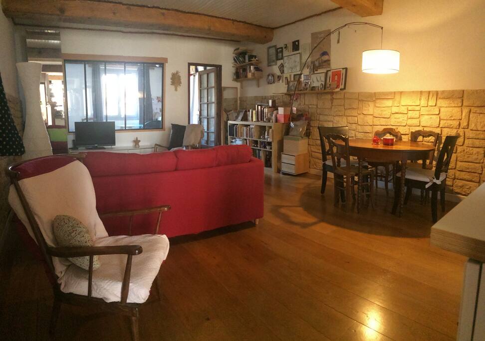 Grand séjour avec canapé lit (couchage 135x190). La verrière dispose d'un store occultant pour créer deux espaces nuit et respecter l'intimité des occupants