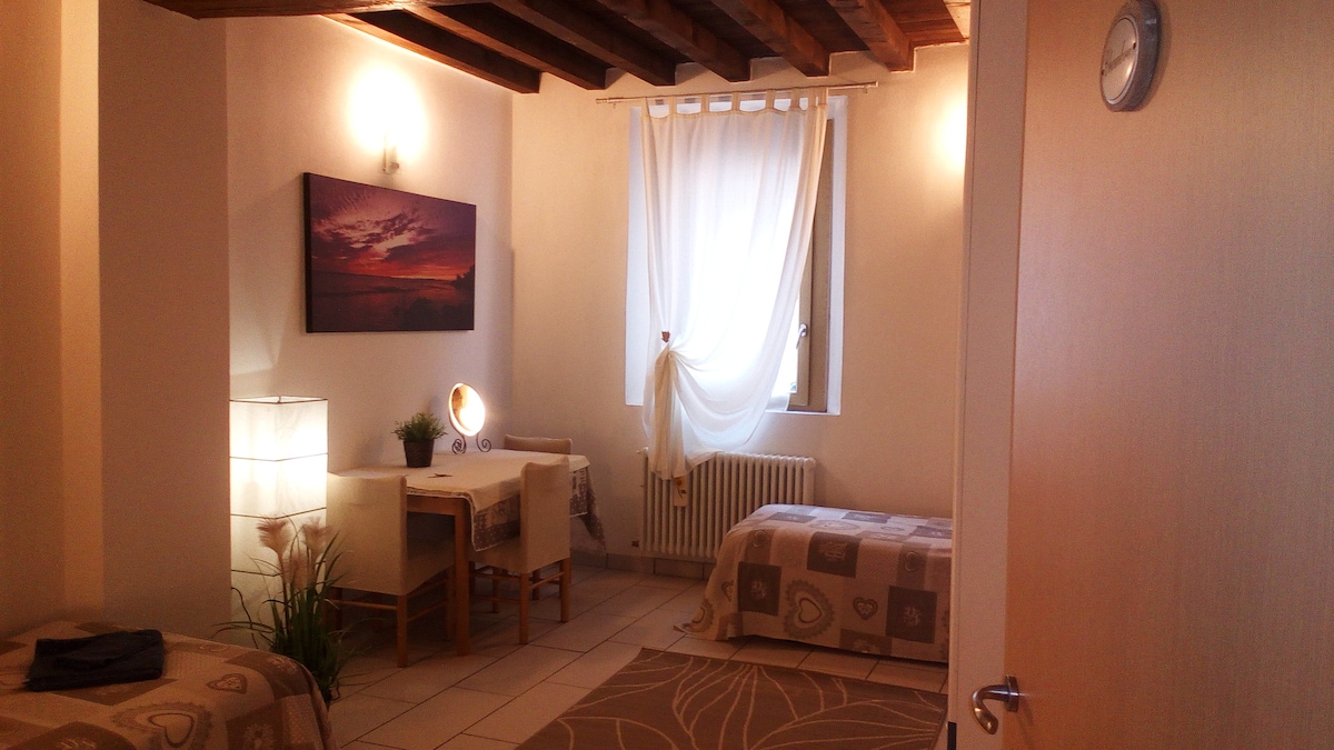 Dražesna spavaća soba s bračnim krevetom, velika i ujednačena ili, ako više volite bračni krevet 