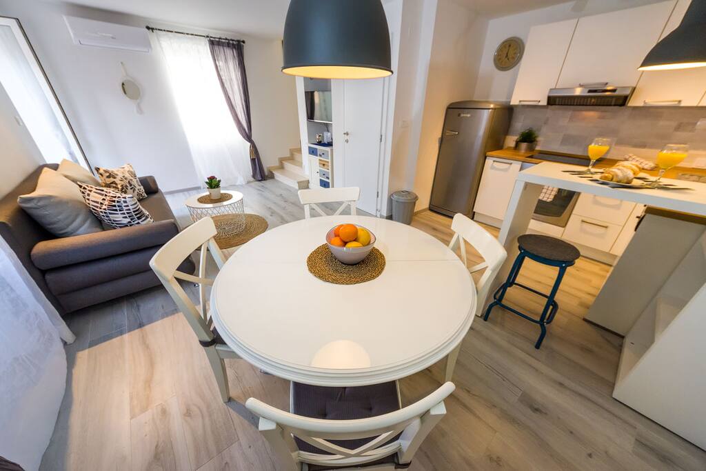 Dining area, kitchen