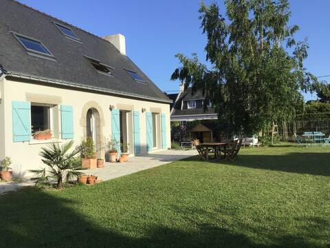 House with garden - walking distance to the beach - sleeps 12