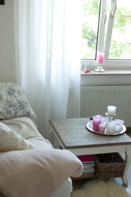 gemütliche Couch im Wohnzimmer