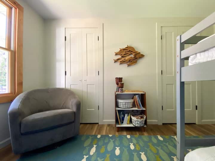 Pour ceux qui ont des petits, profitez de la bibliothèque dans une chambre avec lits superposés avec quelques-uns de nos livres préférés pour les enfants, des jouets de bâtiment magnétiques, du puzzle prism et des jouets transformateurs en alphabet. 