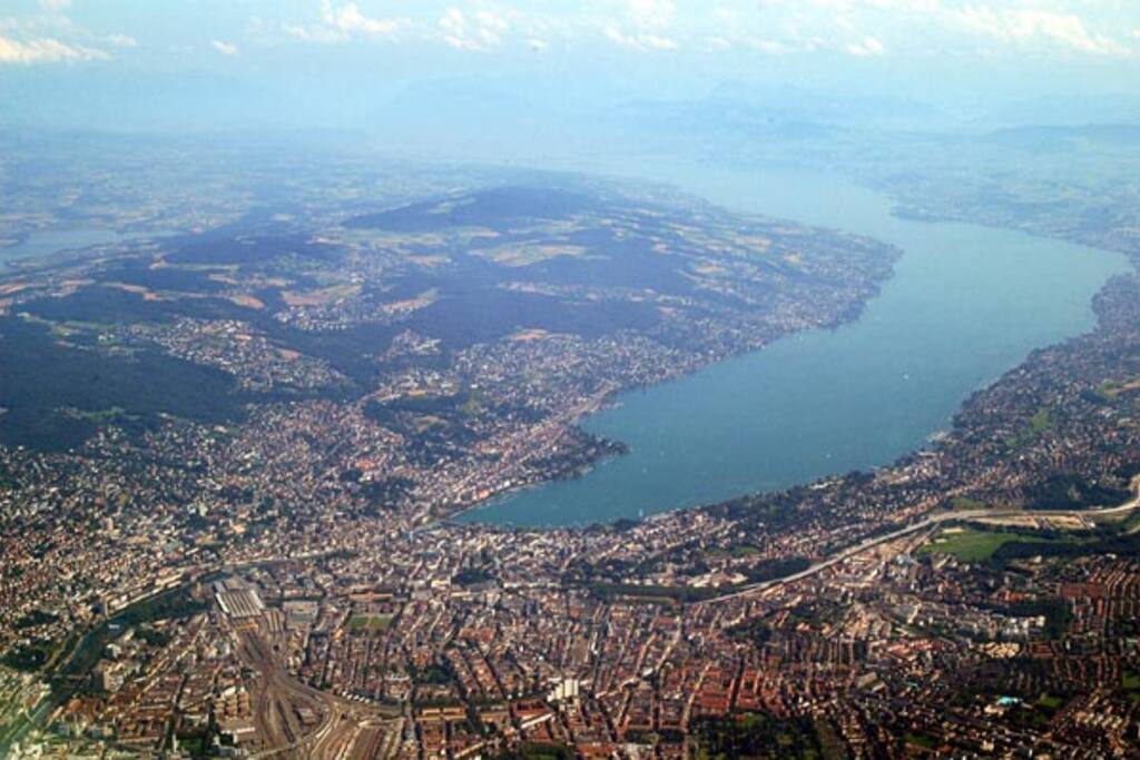 10 minutes lake Zurich by public transportation.
