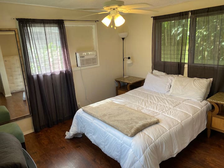 Chambre n °4, lit queen plus un matelas de sol queen dans le placard.