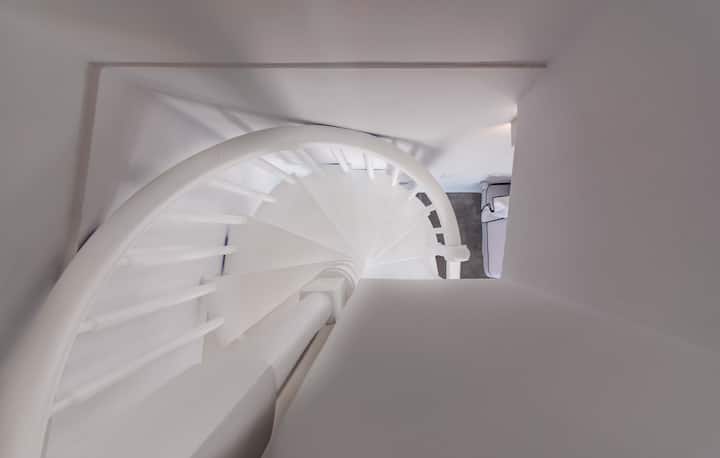 Une straicase en spirale vous mènera au dernier niveau de la résidence où se trouvent la chambre et la salle de bain