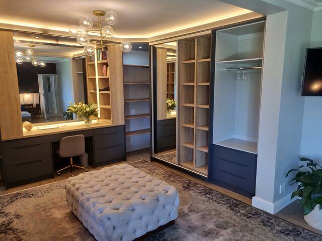 Spacious 4-bedroom family home with pool gallery image 2