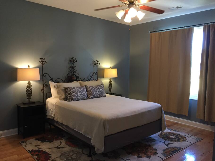 Master Bedroom (Queen Bed)
