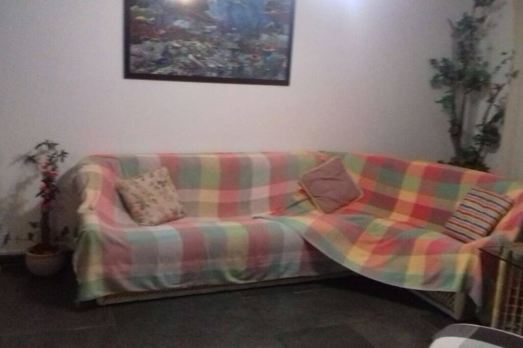 Sala com ventilador de teto.