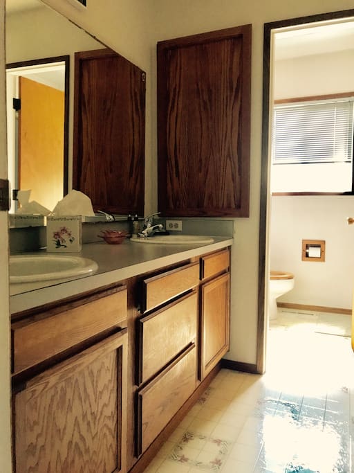 Full bathroom with shower/tub exclusively used by guests ~