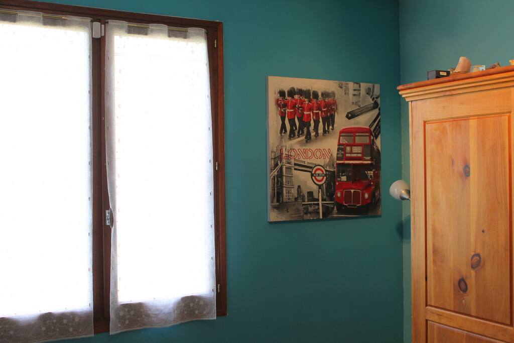 Une armoire de rangement