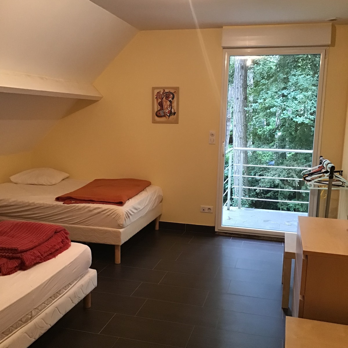 Chumba cha kulala  27 m2 sakafuni kilicho na roshani 