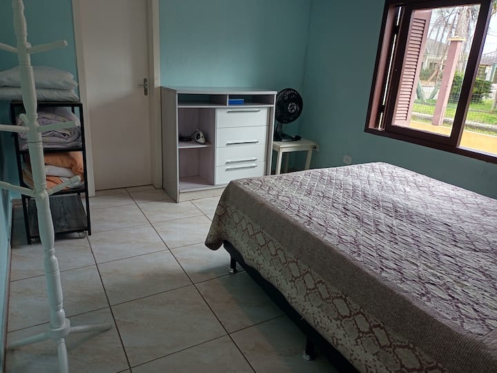 סוויטה 1:
מיטה זוגית,  שידה, מאוורר וחדר רחצה פרטי. 
שמיכה, כיסוי וכריות 
Cabideiro