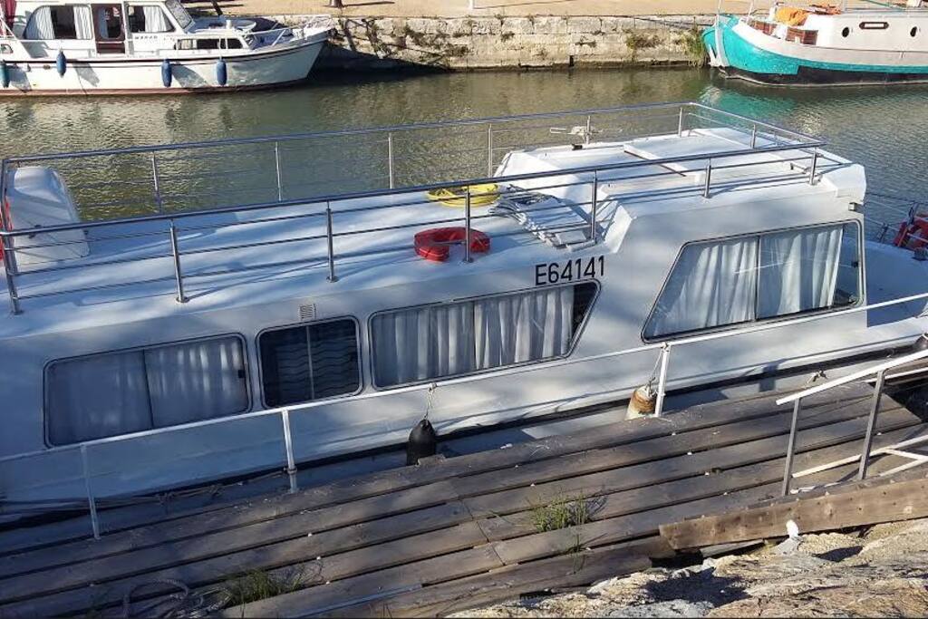 Quai privatif de 12 m. Vue magnifique sur le port. Calme