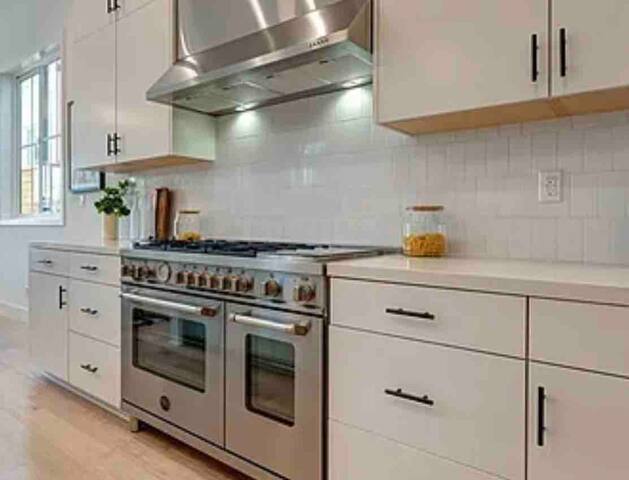 Newly build house with lots of natural light! gallery image 5