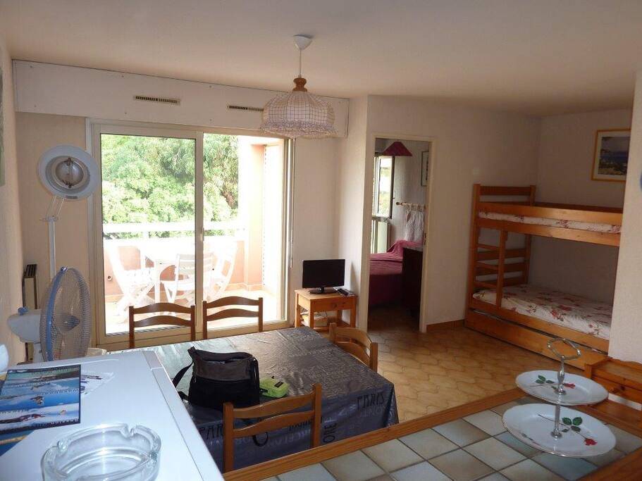 Séjour avec coin nuit et chambre au fond