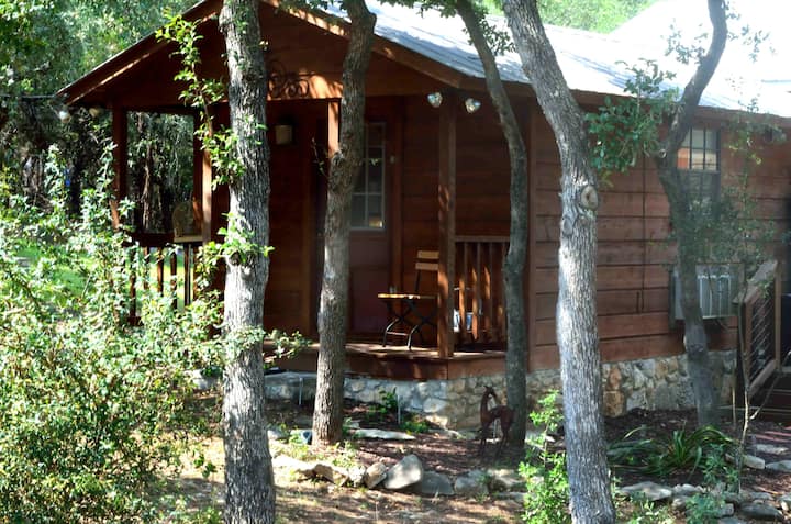 Sterling Hawk Retreat-Romantic Cabin Getaway
