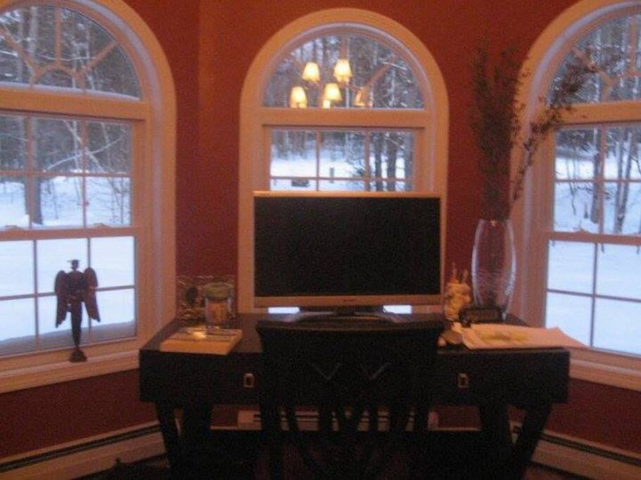 Home office with Wi-Fi for your officing needs