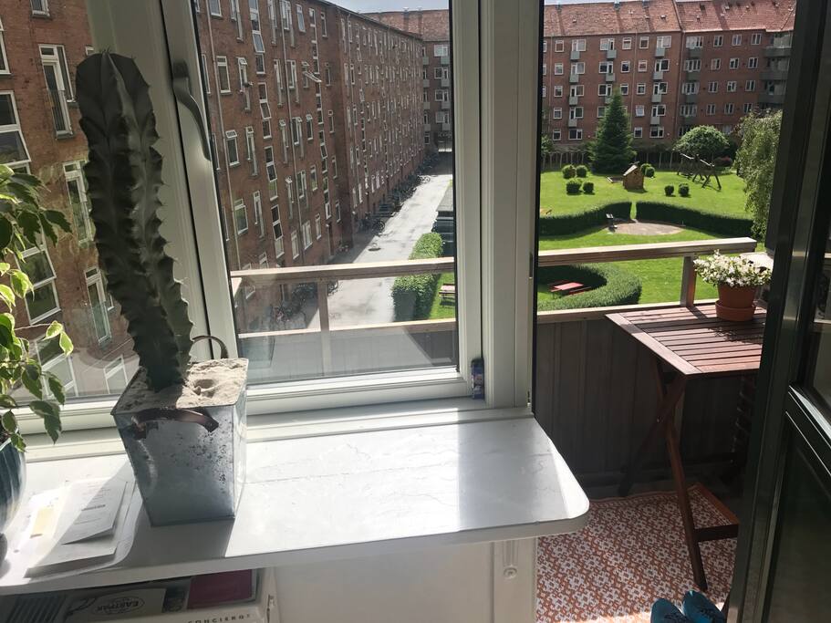 Udsigt til baggård og altan