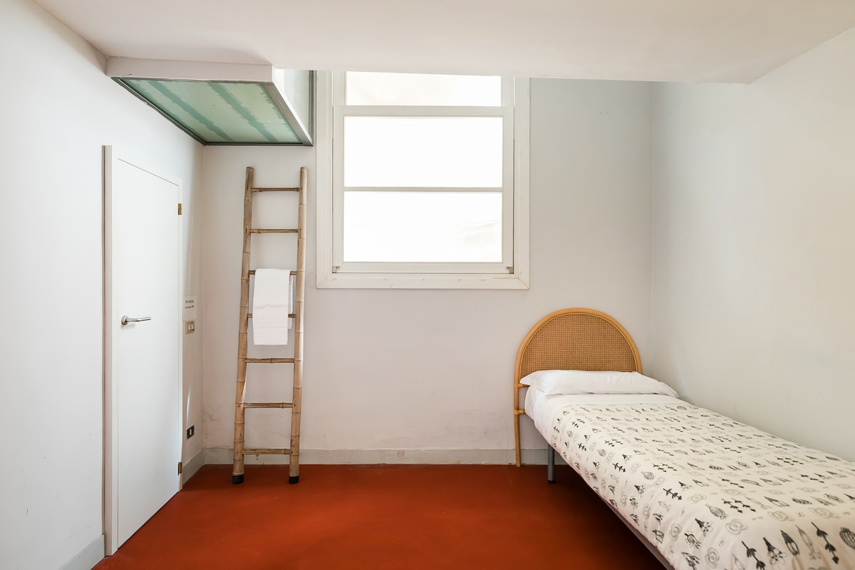 N.3 חדרי שינה - מיטת יחיד
על פי בקשה נוכל להוסיף מיטת יחיד אחרת בחדר הזה.