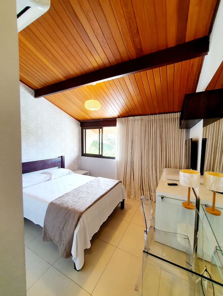 Стая на горния етаж:
Основен апартамент с двойно легло 