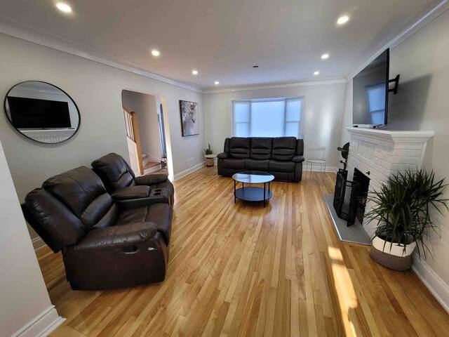 Cozy 5bdrm Hot tub/Arcades/Close to DT and beach gallery image 4