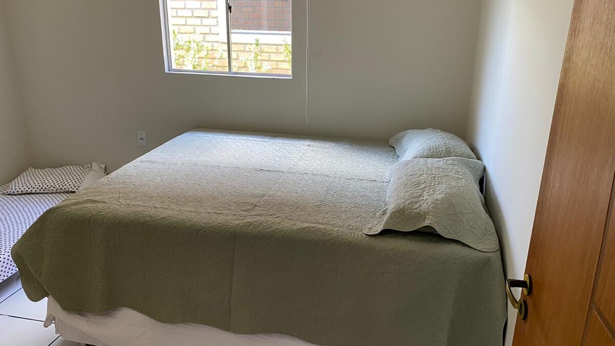 Er zijn twee en-suites met een queensize bed, een eenpersoonsbed, fauteuils voor twee hangmatten en airconditioning. Badkamer met elektrische douche.