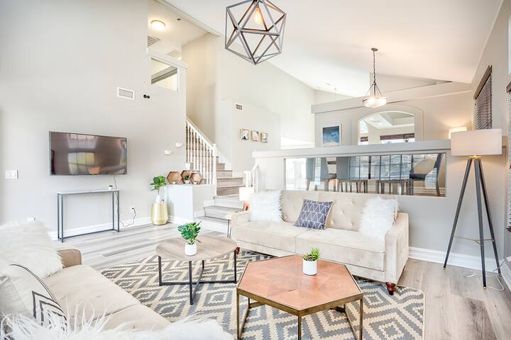 Luxurious 4bed/3ba POOL LVStrip 10 mins free park! gallery image 2