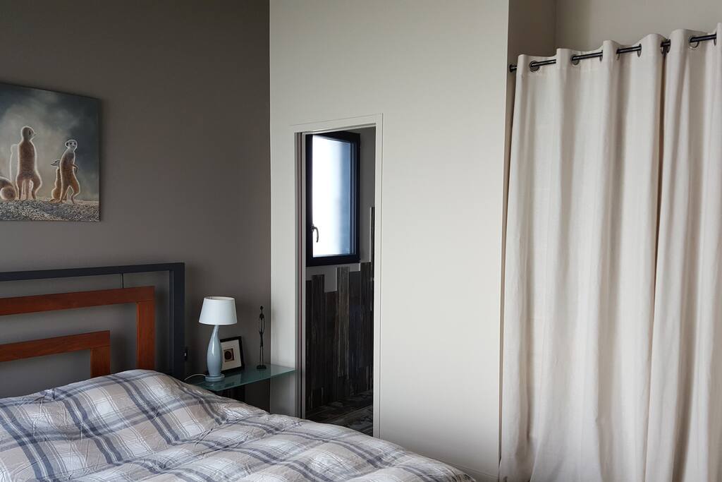 lit Queen Size (160 cm)
espace de rangement (penderie et étagères)