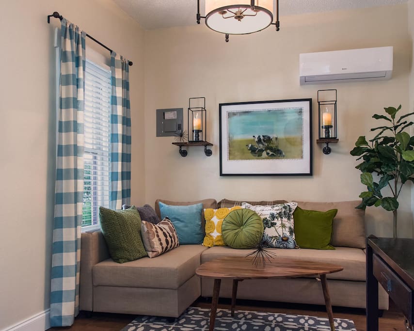 Living Room/Pull-Out Sofa