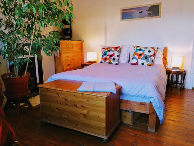 Large double room in relaxed apartment, Chelsea