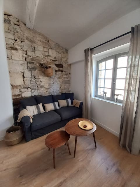 Top performing Airbnb: Modern and air-conditioned apartment in the heart of Uzès in Uzès