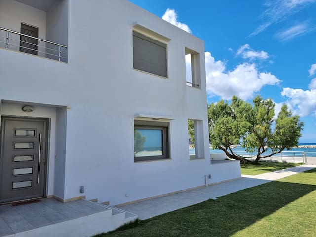 Amoutsa Seaside Villa, 10 steps from the sea.